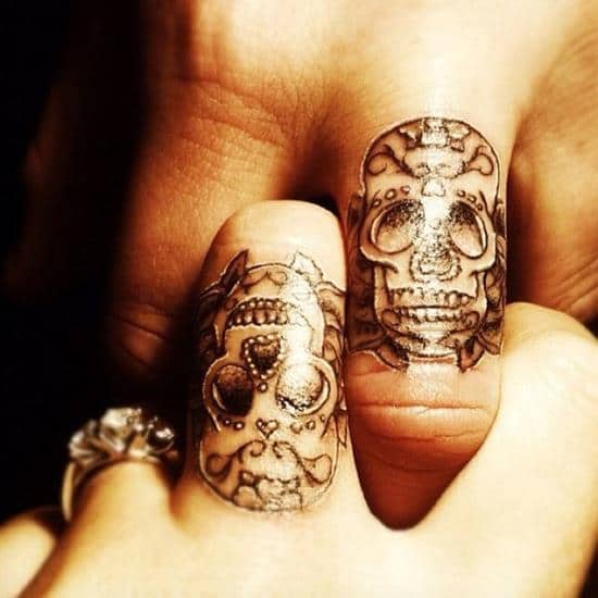 27-skull-finger-tattoo
