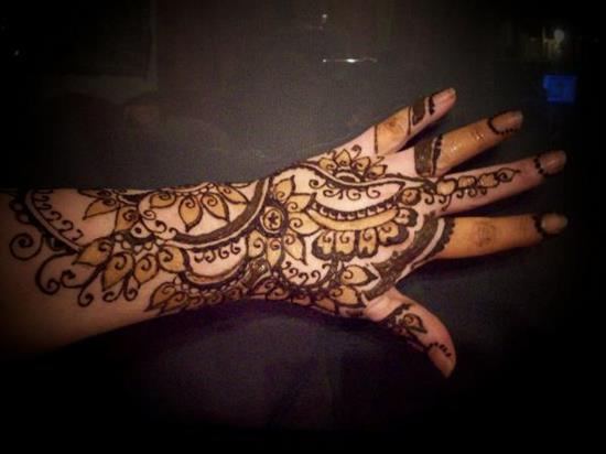 4-henna-hand600_450