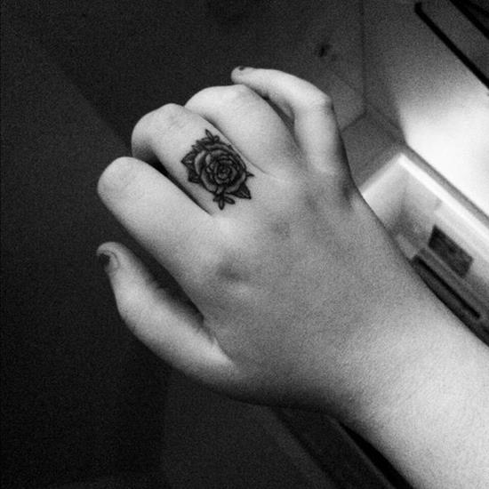 41-Rose-Tattoo-On-Finger