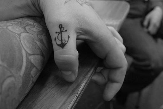 41-small-black-anchor-on-thumb