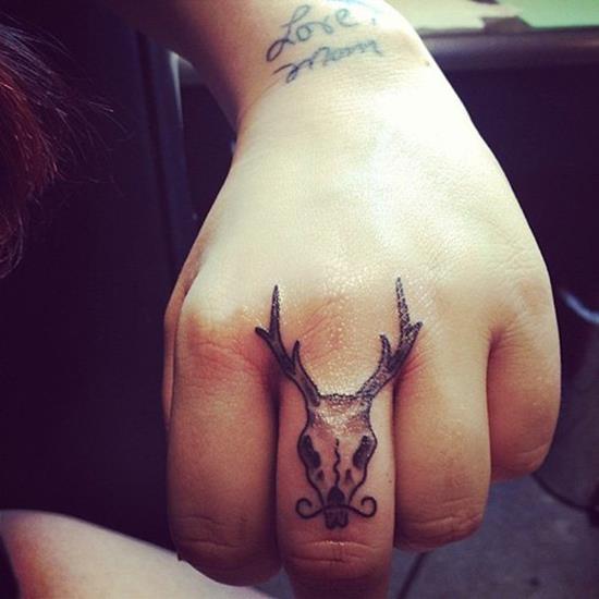 45-skull-finger-tattoo