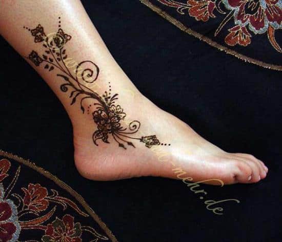 49-foot-decorated-with-henna600_514