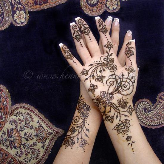 5-henna-hands-for-amber600_600