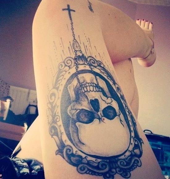 mirror and skull tattoo on leg thigh-tattoo-mirror-skull