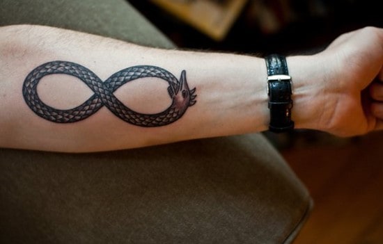 serpiente de tatuaje del infinito