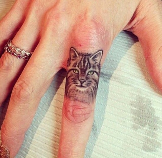 9-cat-finger-tattoo