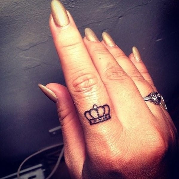 Crown-Finger-Tattoo