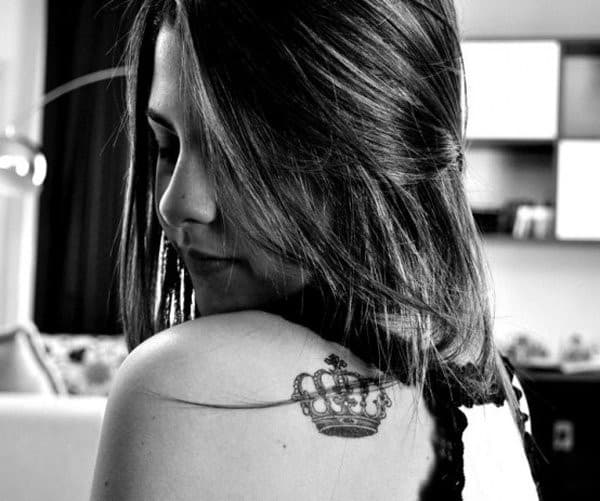 Cute-Crown-Tattoo-on-Shoulder-for-Women