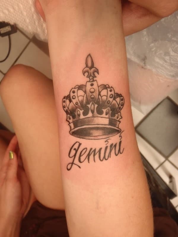 King-Crown-Tattoo-for-Women