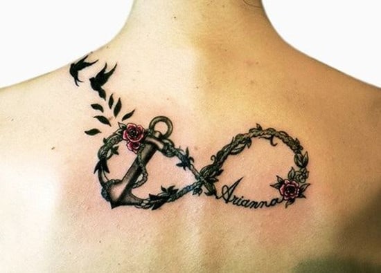 tatouage de l'infini dans le dos