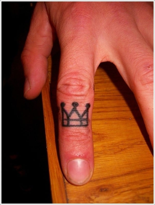 Sweet-Crown-Tattoo-on-Finger