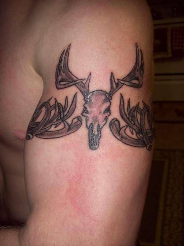 deer-skull-antlers-armband-tattoo