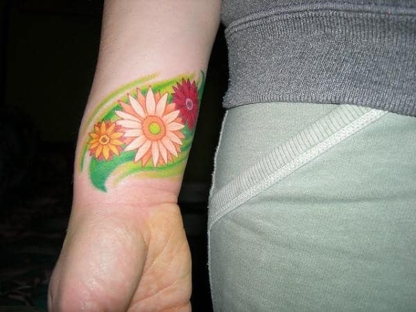 gerbera-daisy-on-wrist