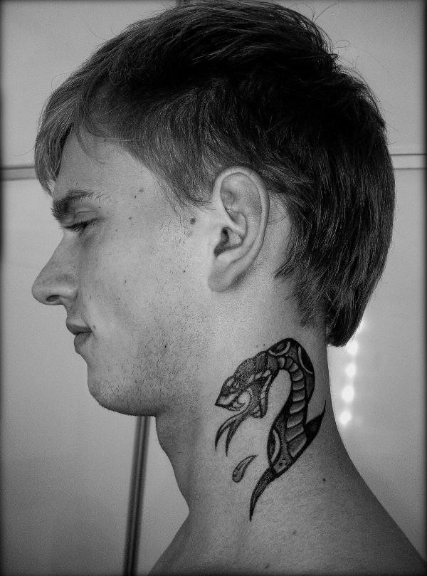 snake-tattoo-on-the-neck