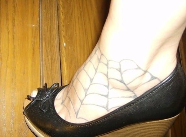 spider-web-on-women-foot-tattoo-520x385