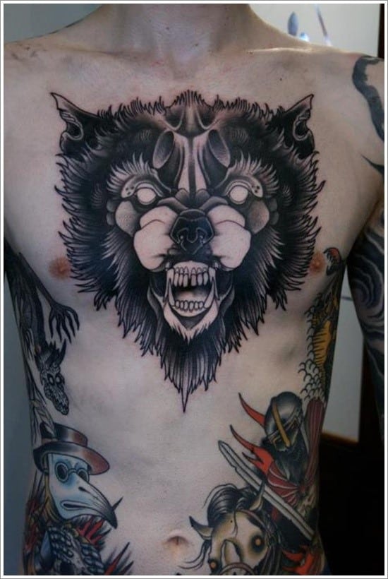 tatouage de loup sur la poitrine