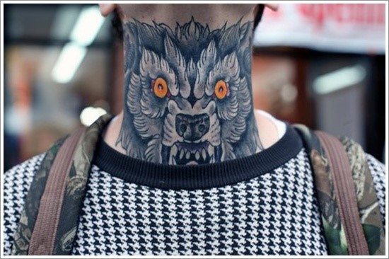 lobo tatuagem no pescoço