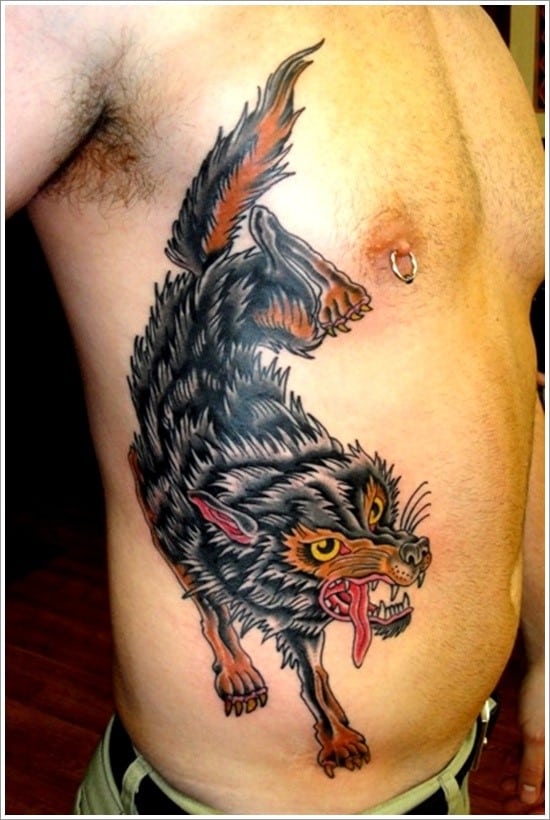 Tatuaż wilka na żebrach