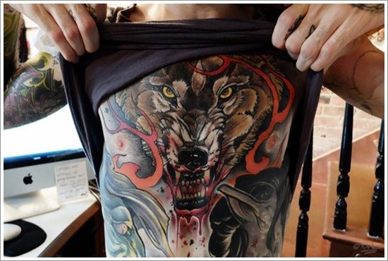 grote wolf tattoo op de maag