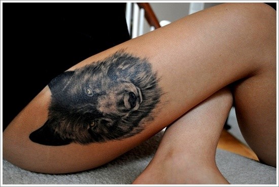 tatuaje de lobo en el muslo