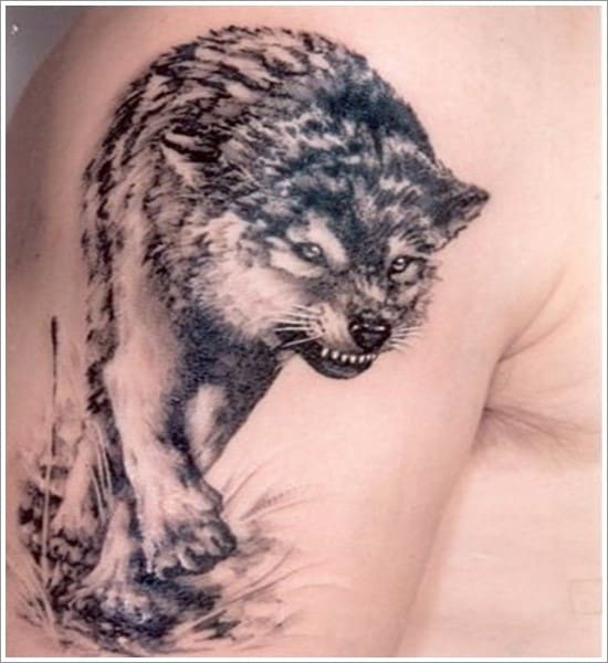 tatouage de loup sur le haut du bras