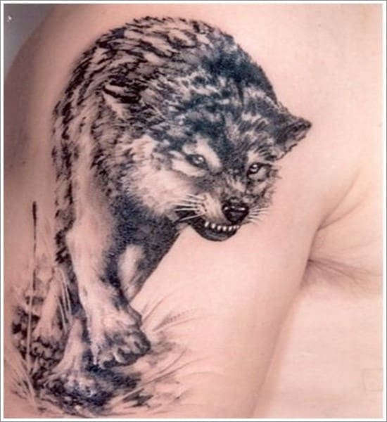 wolf tattoo op bovenarm