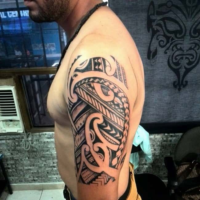 Tribal tattoo männer arm 