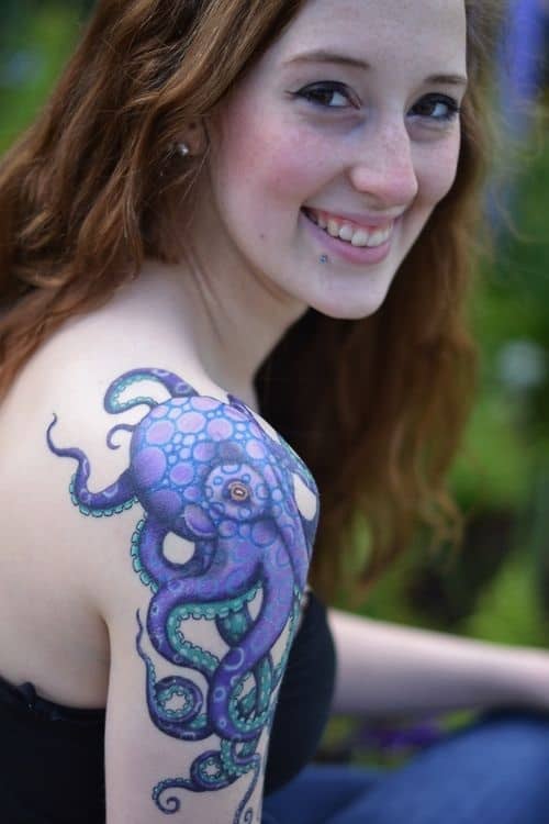 Fantastisk Lilla Octopus Tattoo på Skulder og Arm