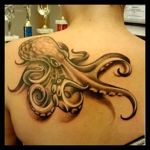 Achtopus tattoo op rug voor mannen