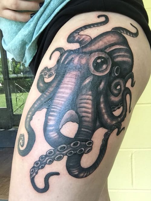 Grote Octopus Tattoo op dij