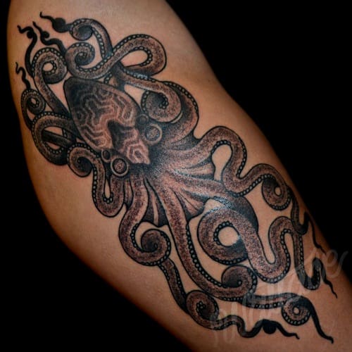 Tatuagem de polvo preto na perna<934<img src=