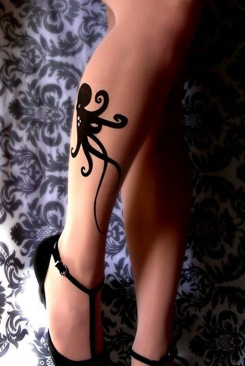 Schwarzes sexy Oktopus Tattoo auf Bein