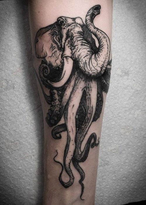 Elefant mit Oktopus-Tentakel-Tattoo