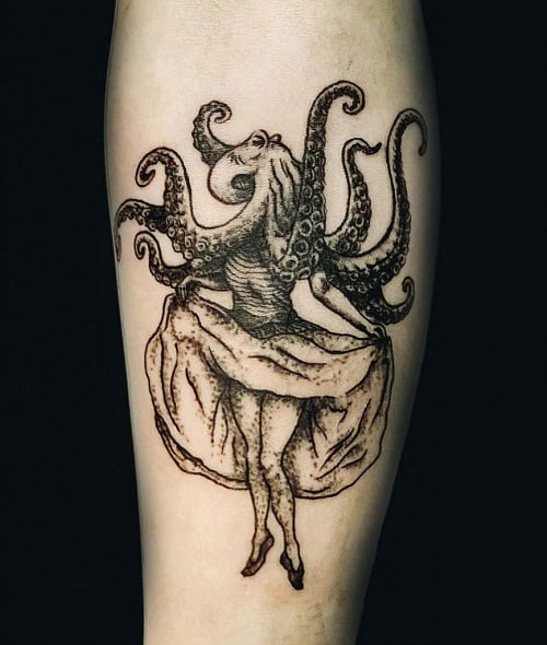 Dame met Octopus Hoofd Tattoo