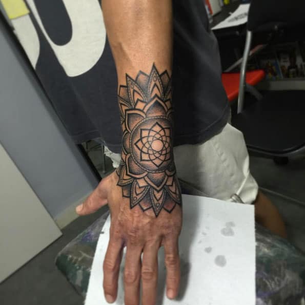 tatuaje de mandala en el brazo