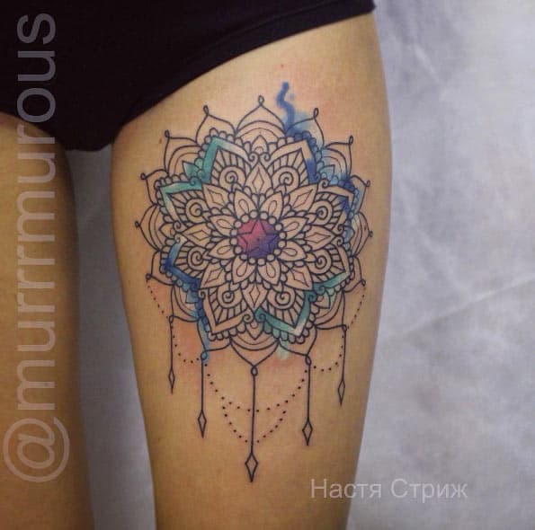 tatouage de mandala sur le haut de la jambe