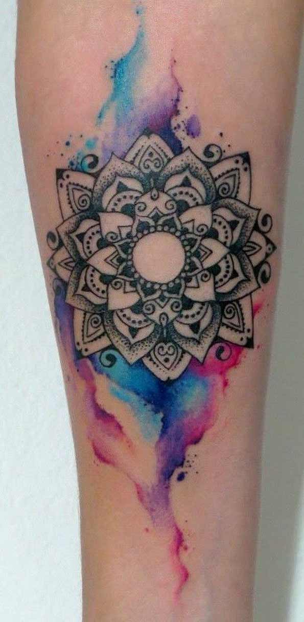 Desenho de mandala com cor de água