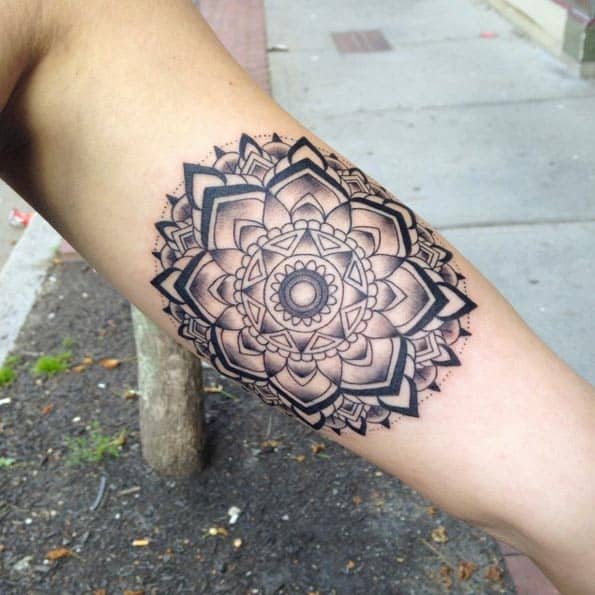 Pieza mandala en el antebrazo de Lauren T