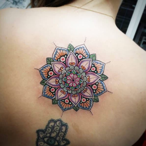 Flor mandala colorida por Gustavo Paternina