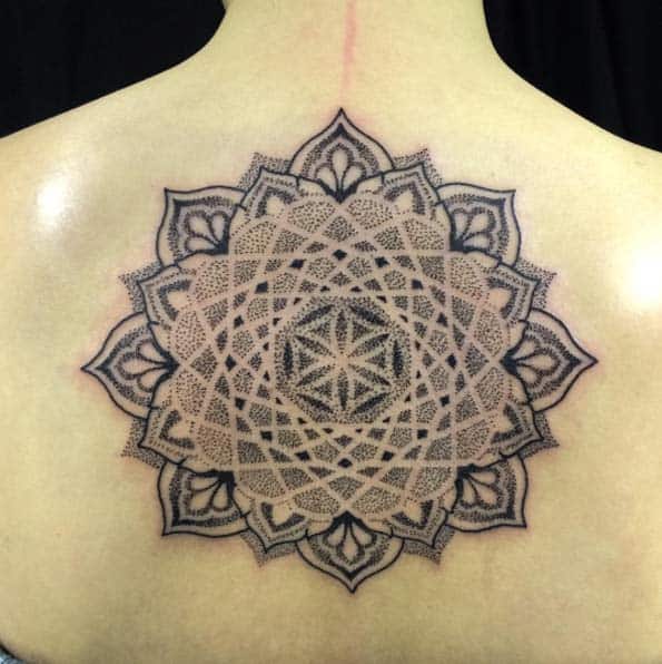 tatouage de mandala au milieu du dos