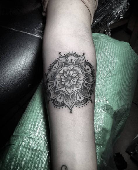 Dotwork mandala flower projektu Glena Hernandeza