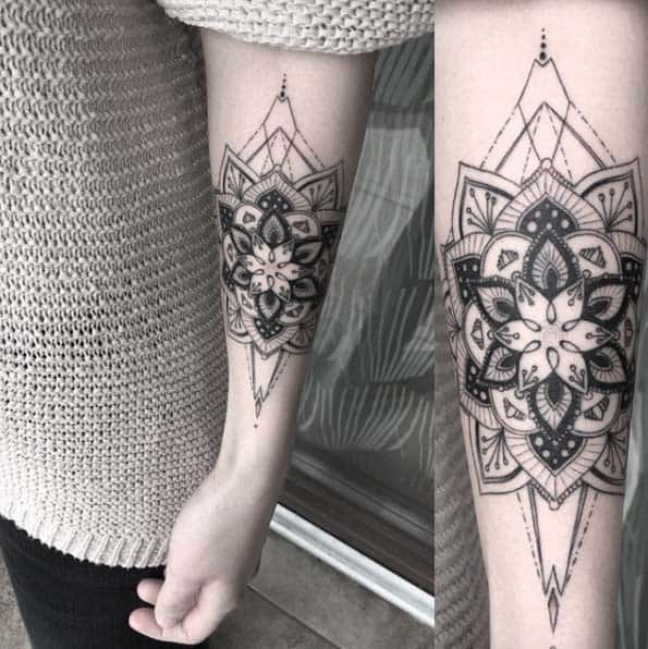 Contrasting mandala flower por Balazs Bercsenyi