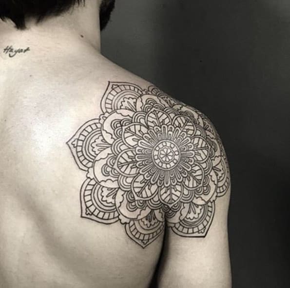 Tatuaggio mandala sulla spalla posteriore di Resul Odabas