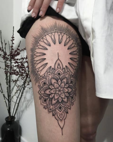 Mandala design de cuisse par Sasha Masiuk