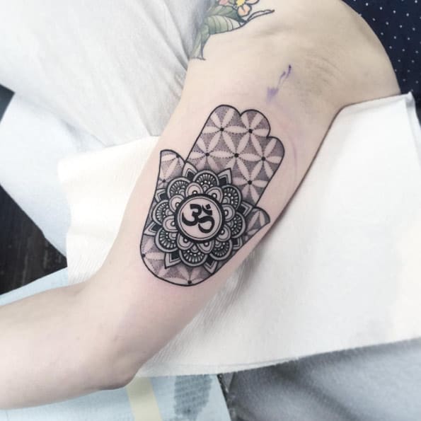 Mandala hamsa ręka przez Flo Nuttall