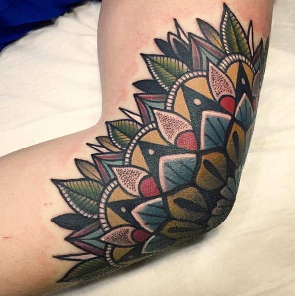 Mandala-Tattoo auf dem Ellenbogen