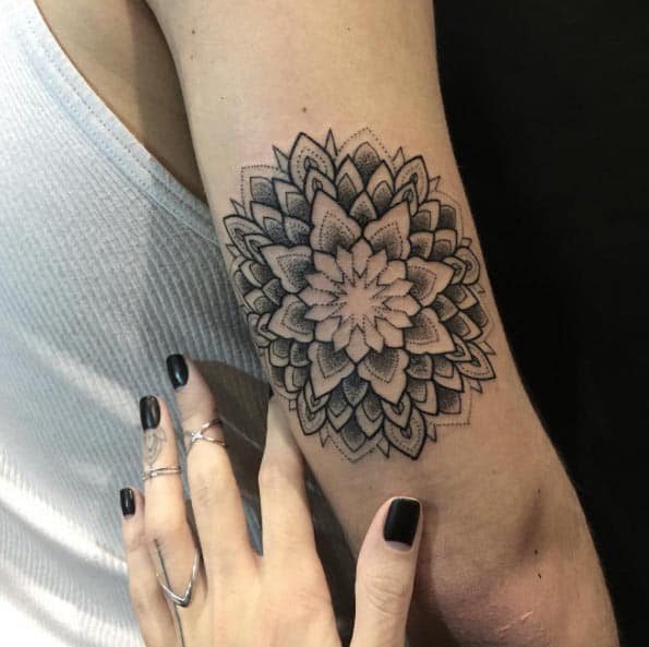 tatouage de mandala à l'arrière du bras