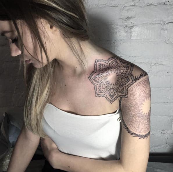 tatouage de mandala sur l'épaule