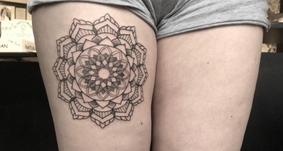 Mandala fleur sur cuisse par Poppy. Segger