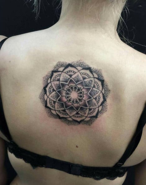 Mandala-Blume auf dem Rücken von Victims of Ink